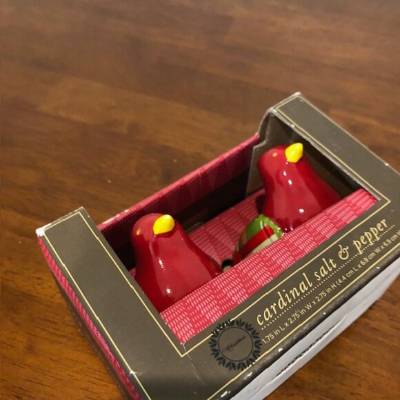 Trim A Home Cardinal Salt And Pepper Shaker Set. - Picture 9 of 11